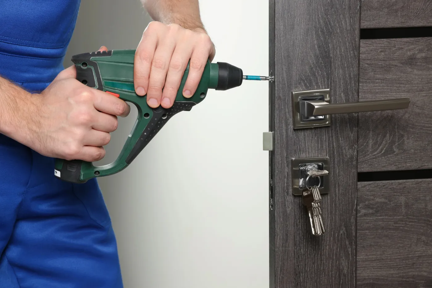 Artisan posant une serrure de sûreté sur une porte d'immeuble du Quartier latin à Paris 5e